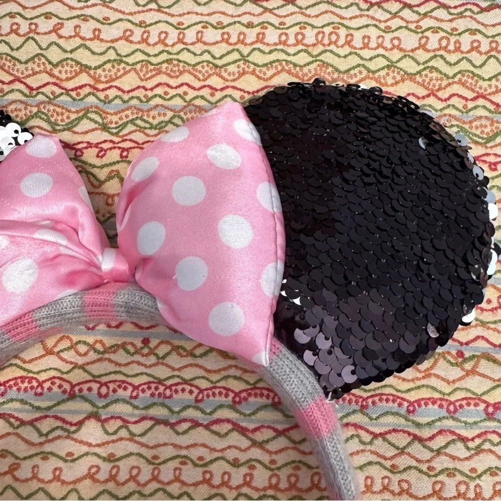 Girls Minnie Mouse Earmuffs Pink and Black Sequin